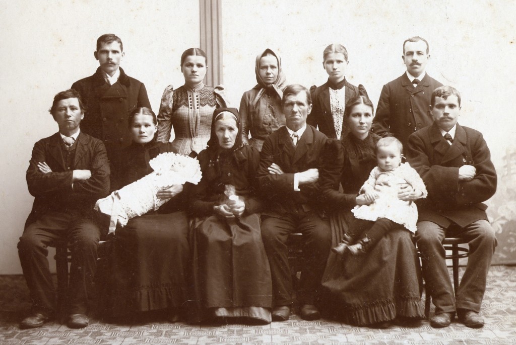 Görig (Gerik) family overseas, approx 1896 Back row (left-to-right): Antonin Javorek Julie (Gerik) Javorkova unknown Gerik sister Karolina Gerik unknown Gerik brother Front row (left-to-right): Unknown Gerik brother with wife and child Anna (Jerabkova) Gerik Jan Gerik Marie (Filipova) Gerik holding Vincent Josef "Jim" Gerik Vincent Simon Gerik